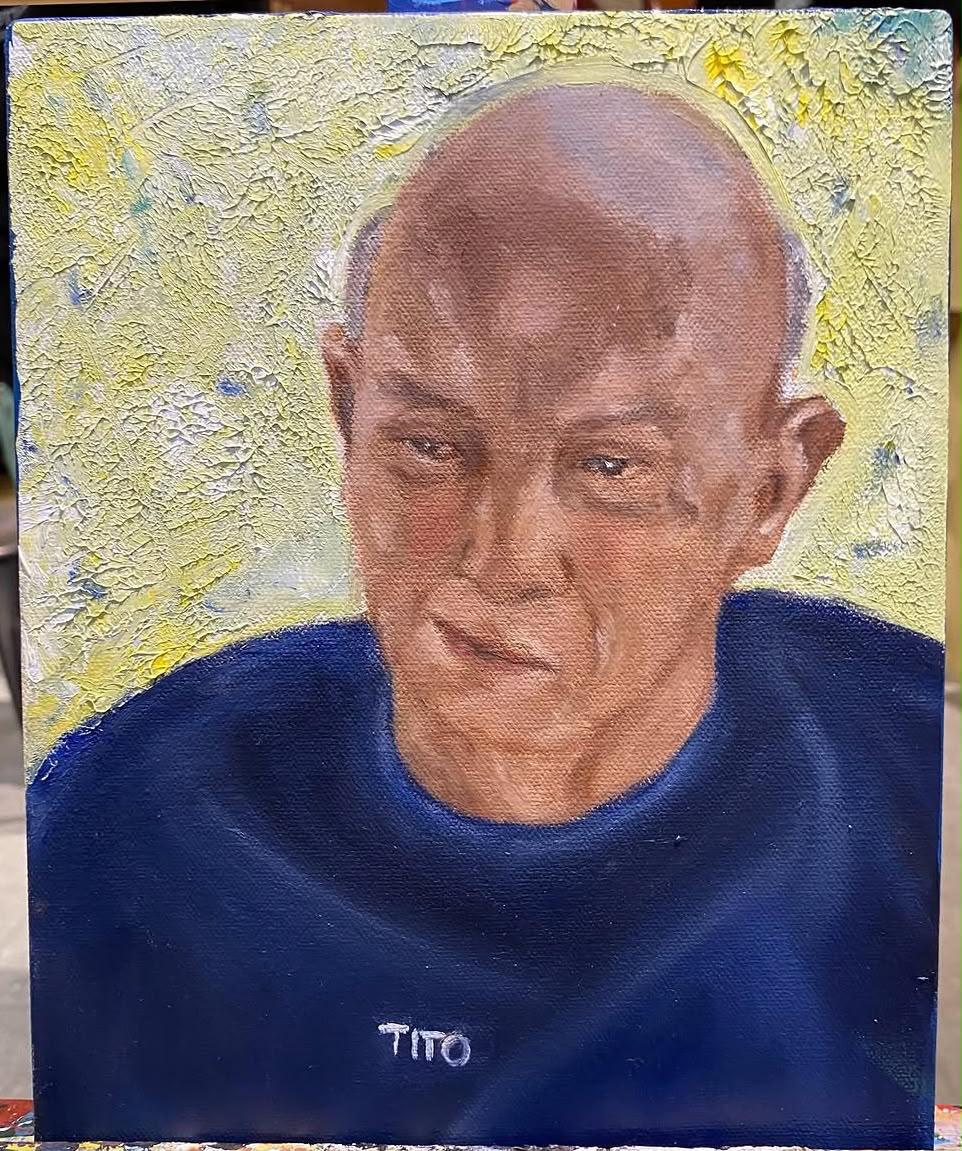 Retrato al óleo de un hombre mayor de camiseta azul, sobre fondo amarillo con textura