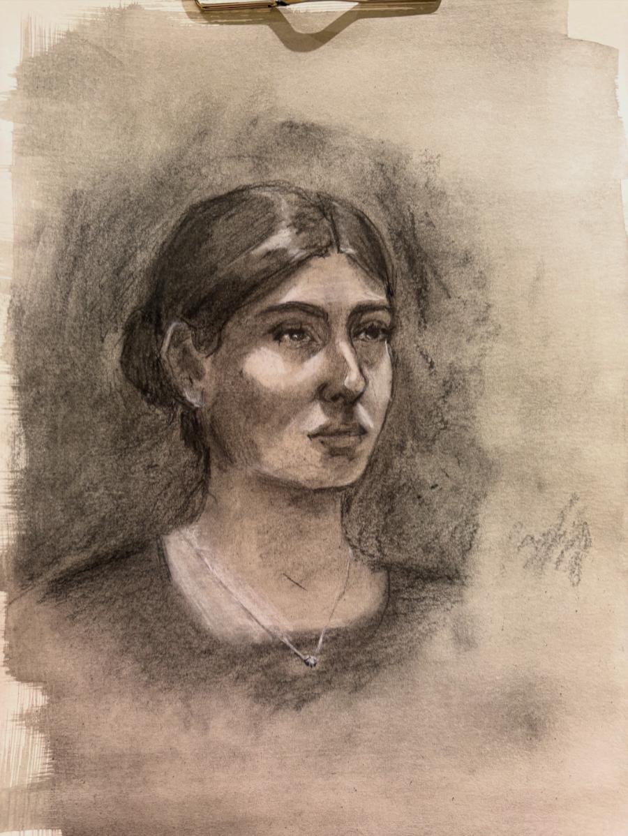 Retrato a lápiz de una mujer joven de cabello recogido y collar fino