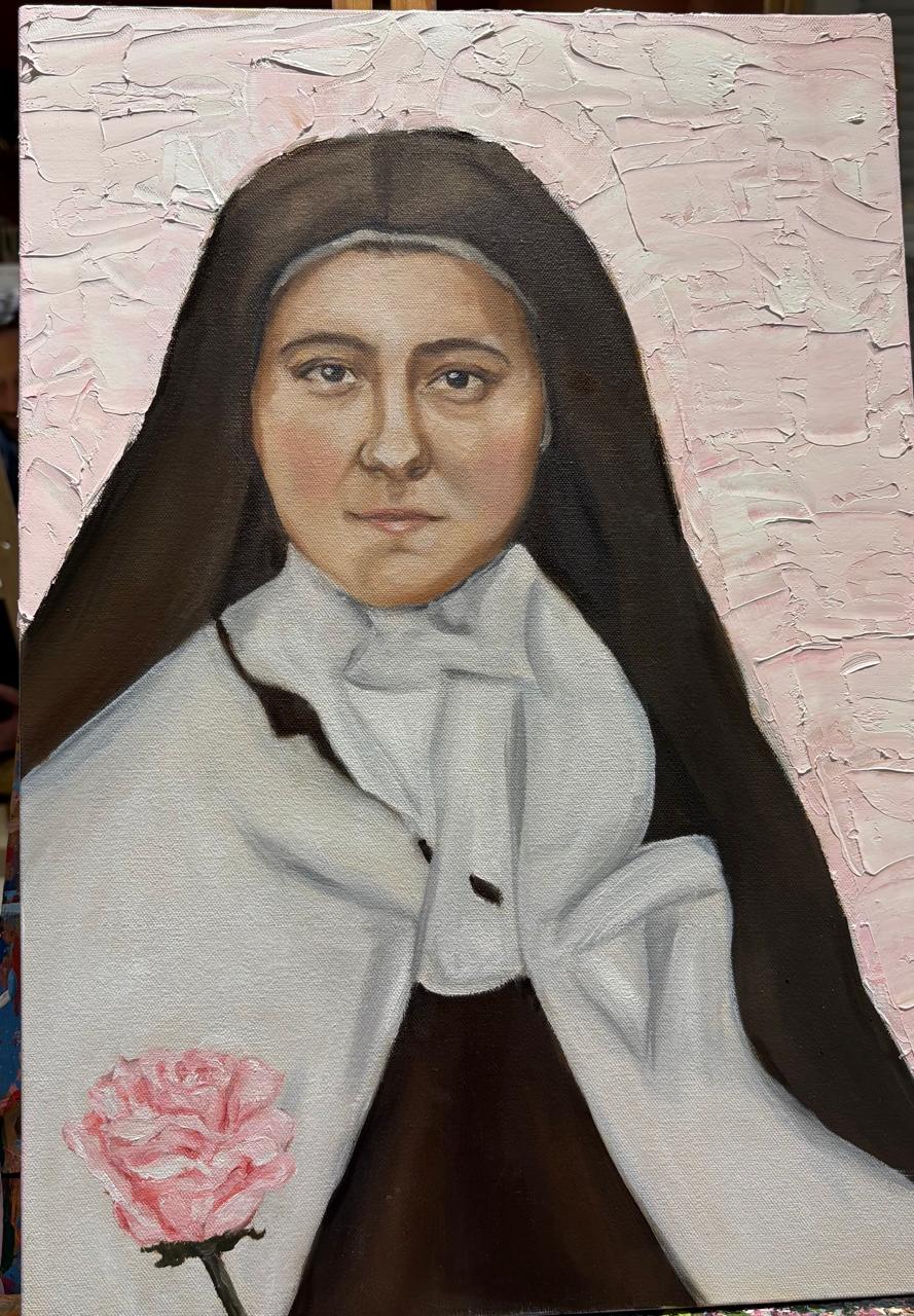 Retrato al óleo de Santa Teresita del Niño Jesús con una rosa en la mano, sobre fondo rosado