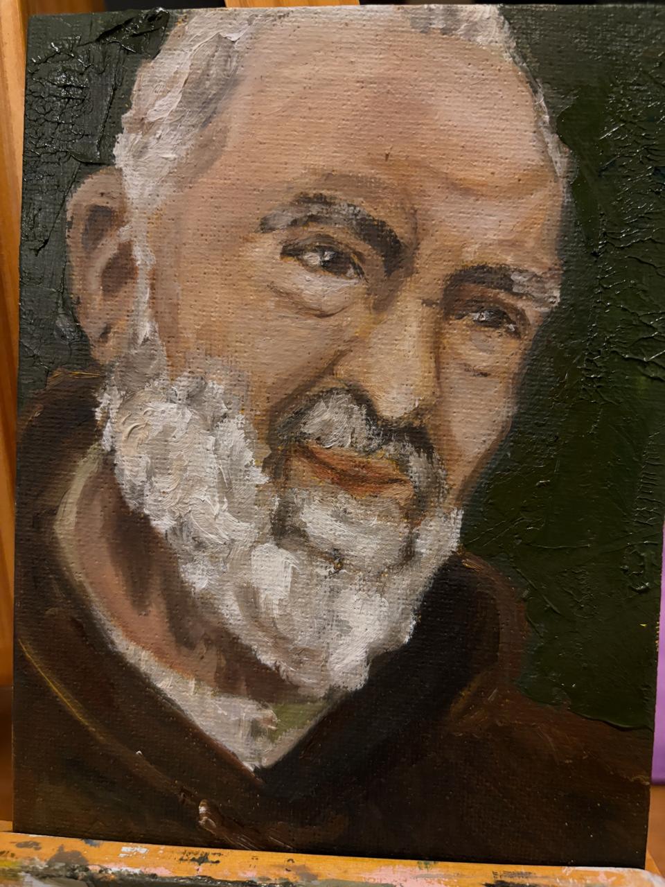 Retrato al óleo del Padre Pío con barba blanca y hábito marrón, sobre fondo verde oscuro