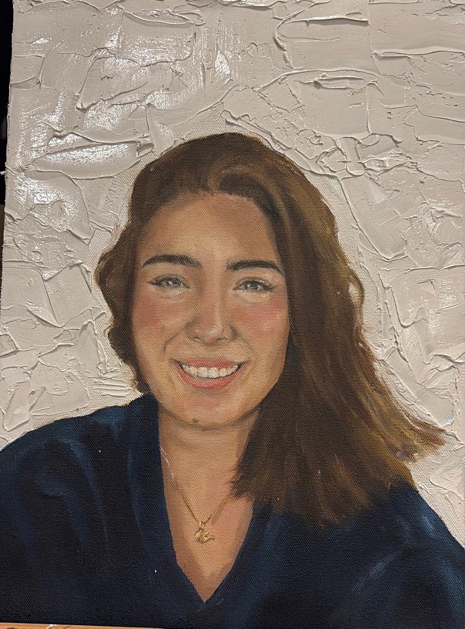 Retrato al óleo de una joven sonriente con blusa azul y collar dorado, sobre fondo blanco con textura