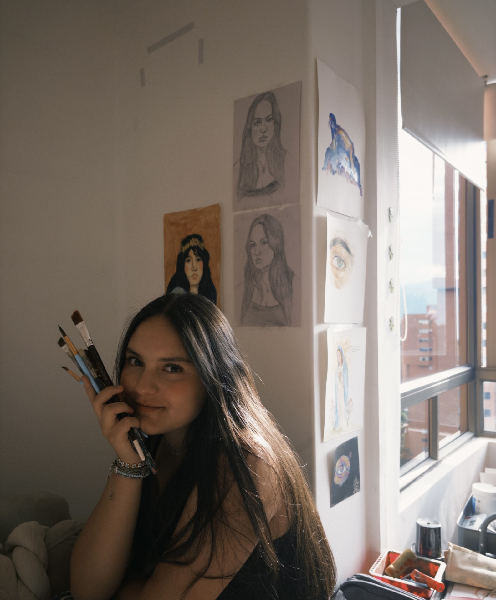Cristina Sánchez con sus pinceles junto a sus estudios de retrato