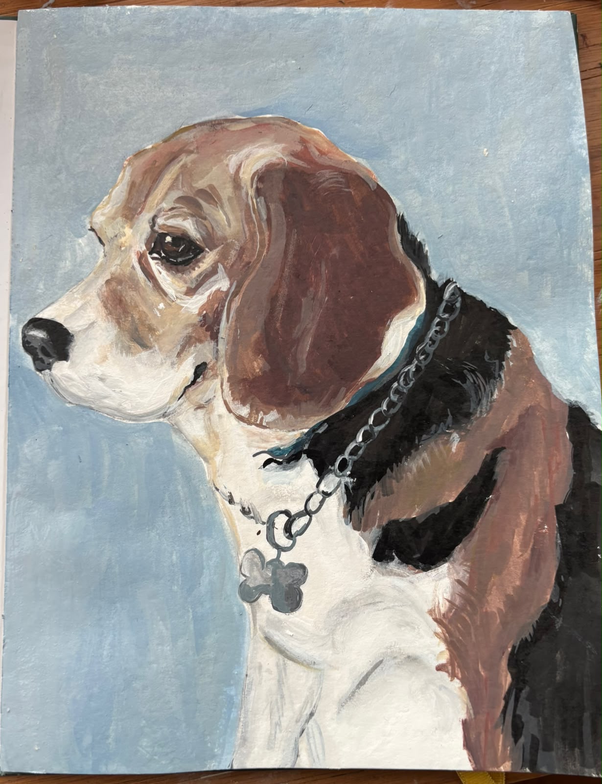 Retrato de un beagle con collar de cadena y placa, pintado con marcador acrílico sobre papel, sobre fondo azul grisáceo
